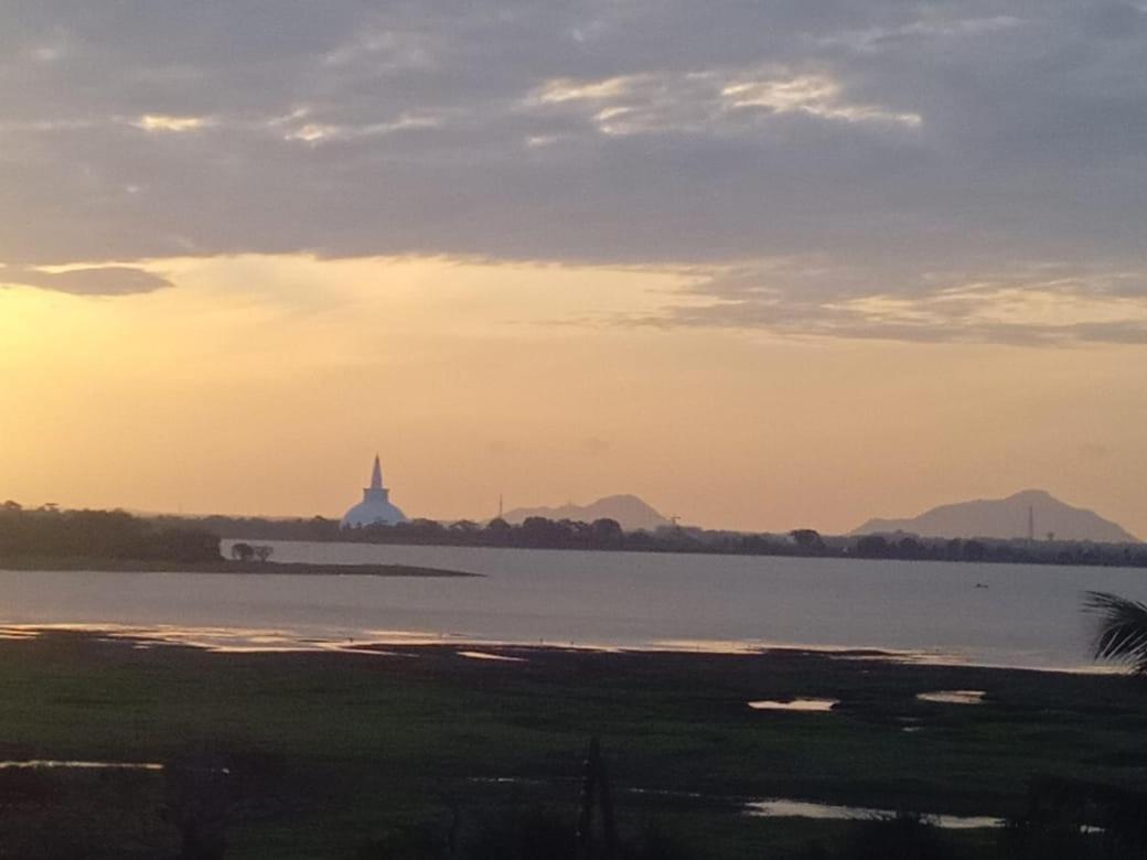 Lake Edge Resort Anuradhapura Exterior foto